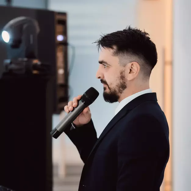 Dj lucky zdjęcie za konsolą